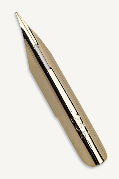 How daylight LEDs and professional artists' lighting benefits calligraphers and writers
